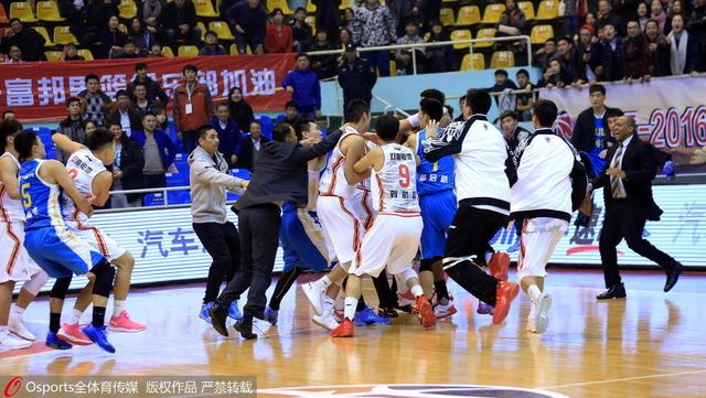 孟晓琦:CBA再拦不住打架 招牌就快要被撕了