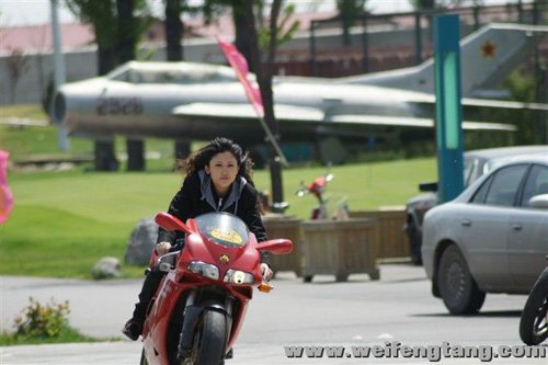 女子摩托车队载着爱与希望 奔赴川藏传递慈善