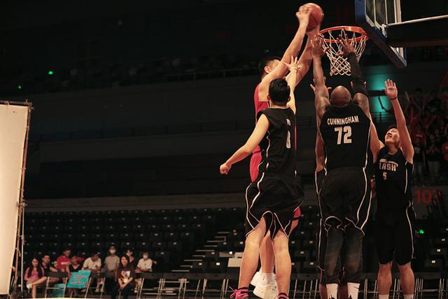 姚明接拍士力架广告 爆发姚力量