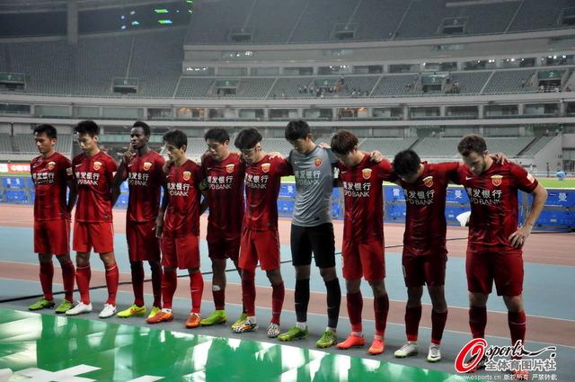 17岁<em>女球迷</em>日前遇害 上港全队赛后送花哀悼_体