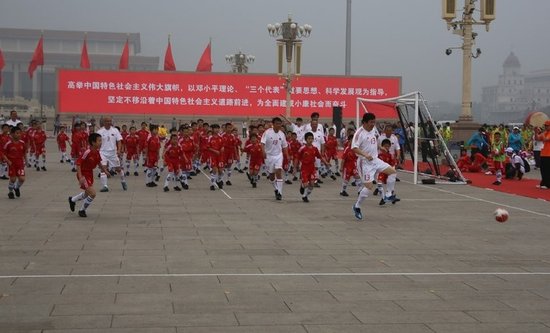 首次!天安门前踢球 100小朋友2-0北京老男孩