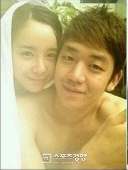 李龙大红馆亮相 感情问题称不懂英语婉拒采访