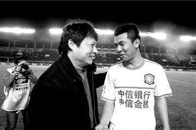赛后,唐尧东(左)和小老乡徐亮握手致意.图/osports