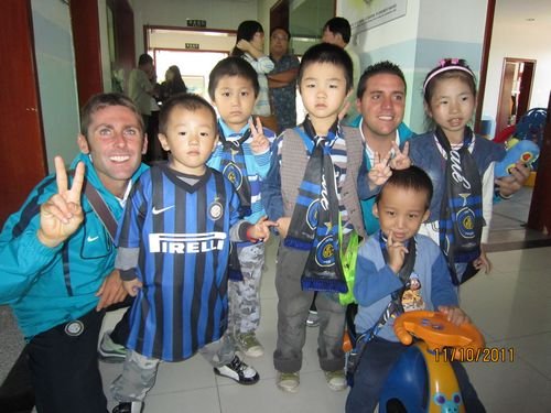 国际米兰教练来访青岛 儿童福利院足球传爱心