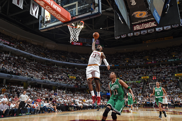 詹姆斯季后赛首轮十佳球 圆月风车扣铁掌帽特