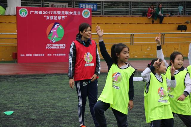 广州举办 女孩足球节 前国脚与小球员互动
