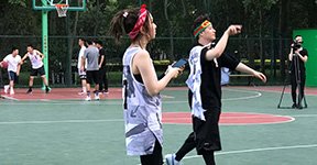 难得一见!潘玮柏邓紫棋朝阳公园秀球技(图)