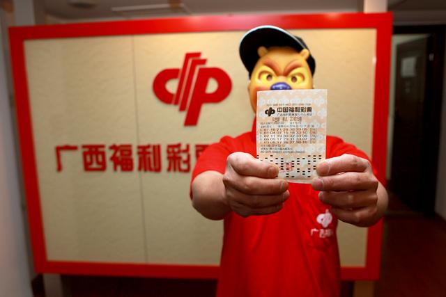 彩民守号一年20元喜中1249万 戴面具领奖(图)