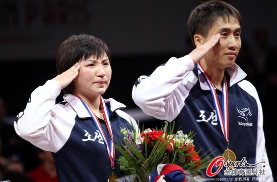 <em>朝鲜女乒</em>队员含热泪:金牌献给领袖金正恩!_体