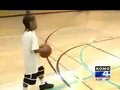 视频：11岁神童运球酷似艾弗森 球技震惊美国