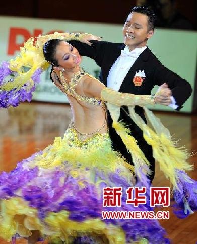 雷莹\/吴稚安获狐步舞冠军