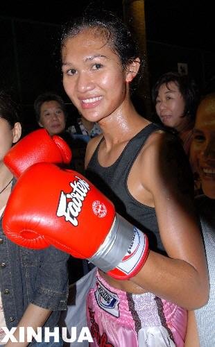 美丽拳王出战的愿望可能落空深圳晚报讯 世界著名泰籍变性拳王芭利娅