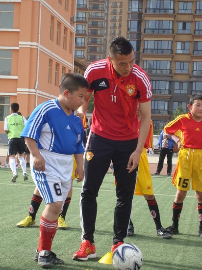国足走进呼市校园足球 于大宝:愿帮助孩子们