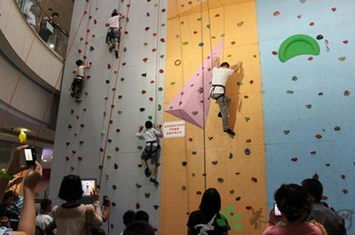 攀岩运动成脱单神器 健身恋爱两不耽误