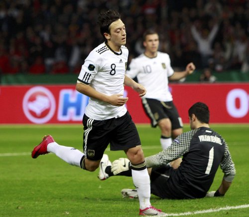 欧预赛-德国3-0完胜土耳其 克洛泽厄齐尔破门