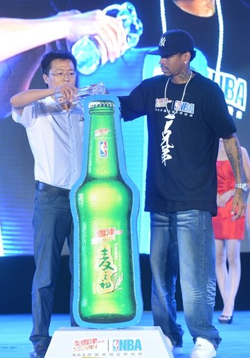 雪津啤酒携艾弗森亮相榕城 共建篮球兄弟会