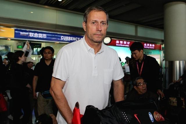 网红段子国足造!对不起被翻牌+保平争胜必输