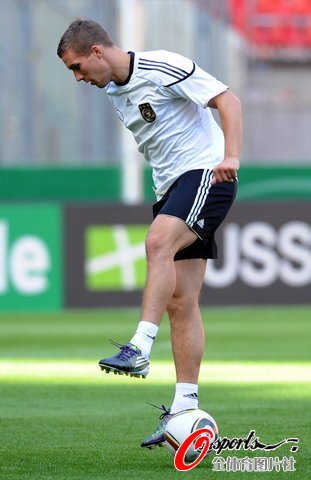 图文：德国队备战欧预赛 波尔蒂训练中玩花活