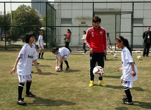 武汉校园足球活动创新 球员走进国家队训练场