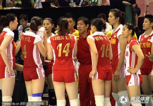 <em>中国女排3</em>-2险胜土耳其 王宝泉挂帅首秀奏凯_