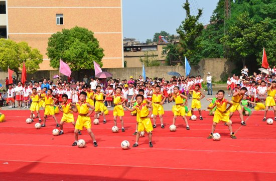 黄石市马家嘴小学校园联赛 学生演足球体操秀_体育_腾讯网
