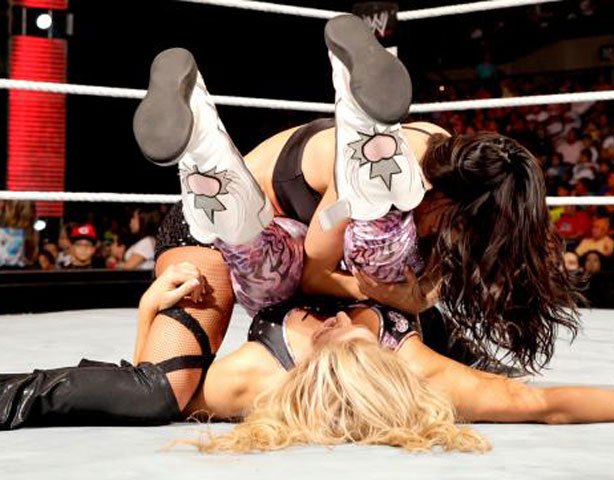 <em>WWE摔跤女王肉搏战</em> 李阿娇再胜凯特琳