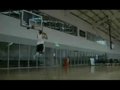 视频：最恐怖弹跳 1.7米身高头齐框扣篮表演