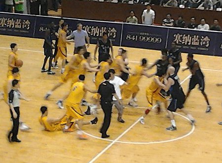 广厦群殴篮协罚单:王非王博各停10场 无罚款