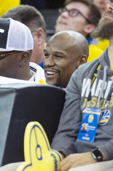 名声臭了?梅威瑟看NBA遭嘘 随从怒打女观众