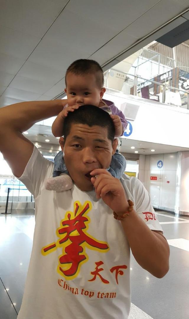 吸血鬼李景亮征战UFC 柔情男人也能霸气挥拳