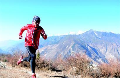 成都越野跑者通宵跑100公里 从189斤瘦到130