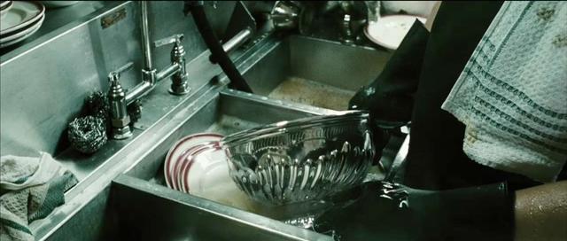 世界最珍贵奖斯坦利杯 却有人将它扔进洗碗池