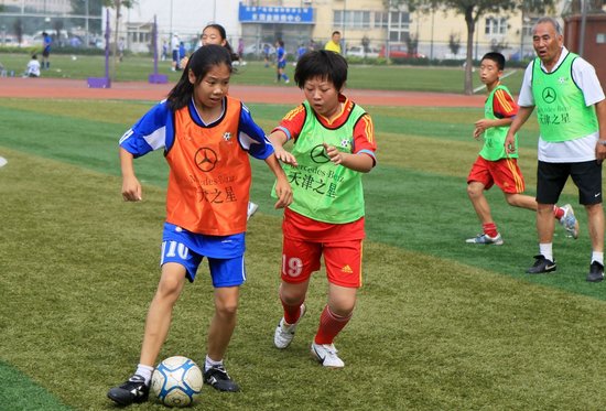 天津校园足球夏令营 施连志:让学生融入集体