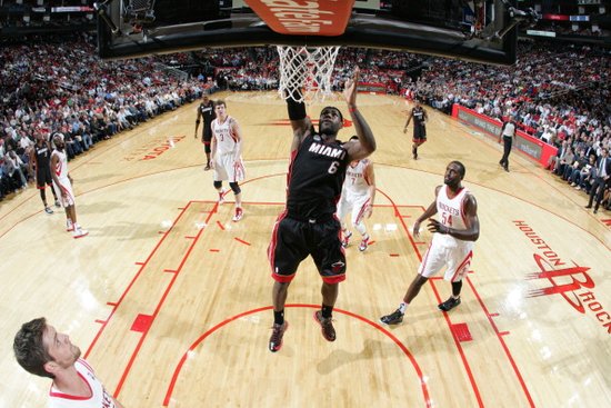 詹皇首月10佳球:骑扣哈登 上演乾坤大挪移