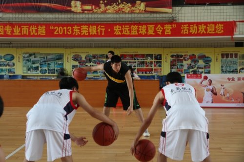宏远篮球夏令营开营 东莞银行队球员任教练