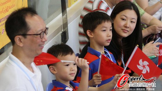 跳水冠军为香港民众表演伏明霞观看当场落泪