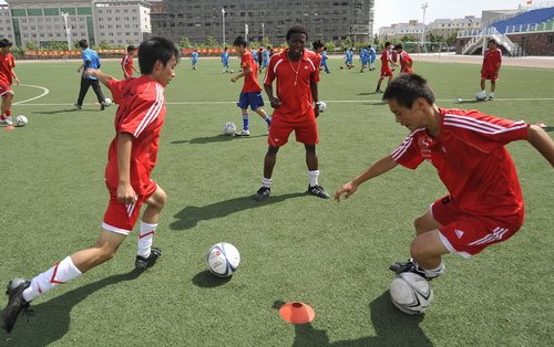 灵武二中国际足球夏令营 特邀外教培训青少年