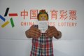 青岛彩友戴“猴王”面具领走足彩380万(图)