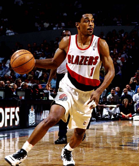 22年前的今天,波特兰开拓者后卫罗德-斯特里克兰(rod strickland)在34