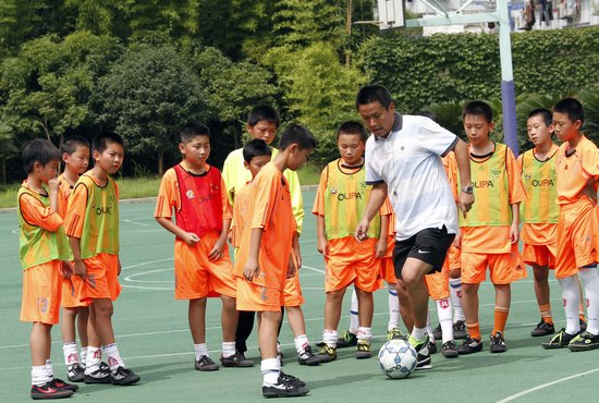 上海市鞍山中学校园足球活动 前申花队员指导