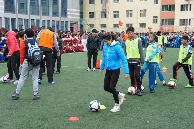 奥运健儿公益大行动走进志丹 促校园足球发展