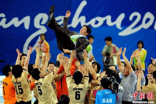韩国队夺得男子手球金牌将教练高高抛起