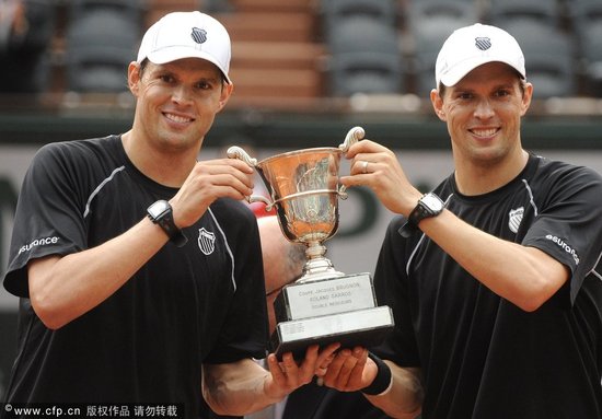 布莱恩兄弟抢七险胜 十年后再夺法网男双冠军