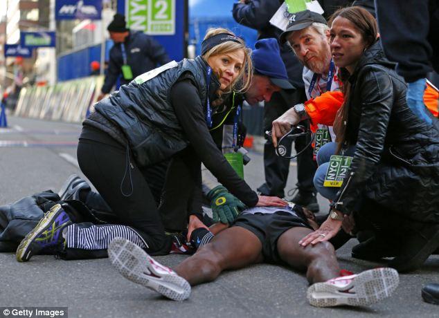 奥运冠军半程马拉松出意外 冲线昏倒失去意识