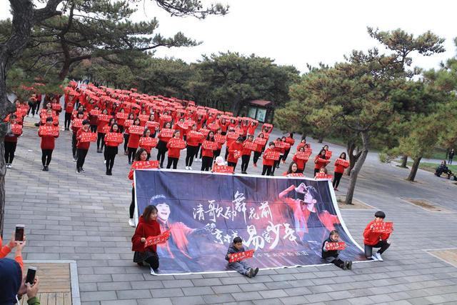 易烊千玺粉丝团助阵北京站 欲再现 咚巴拉