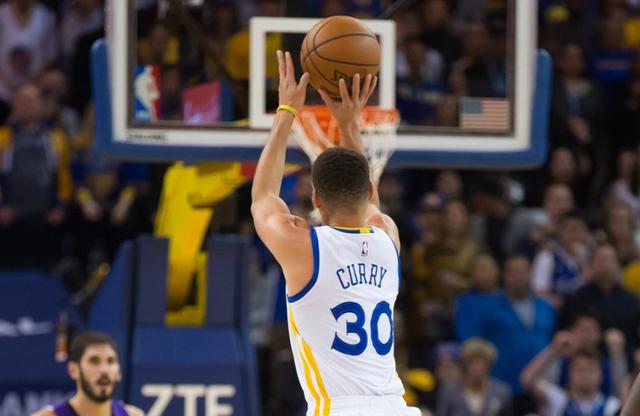 库里三分如雨下关键时刻引领勇士逆转 湖人浓眉内线统治力尽显双塔崩塌