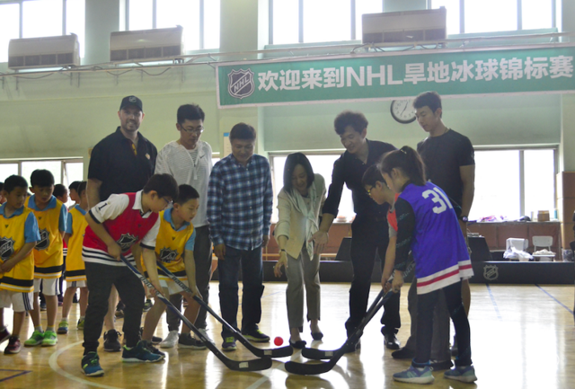 首届NHL旱地冰球锦标赛在京举行 电厂路小学