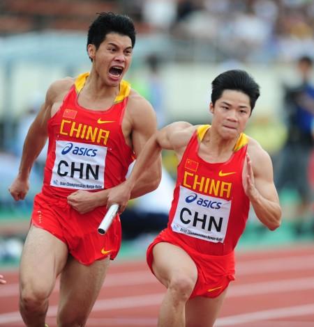 男子接力夺冠没悬念 交接棒出现问题待解决