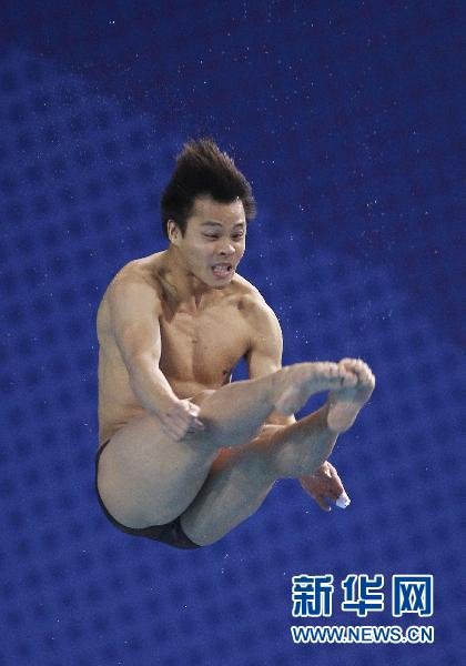 跳水：何冲夺男子三米板冠军（组图）