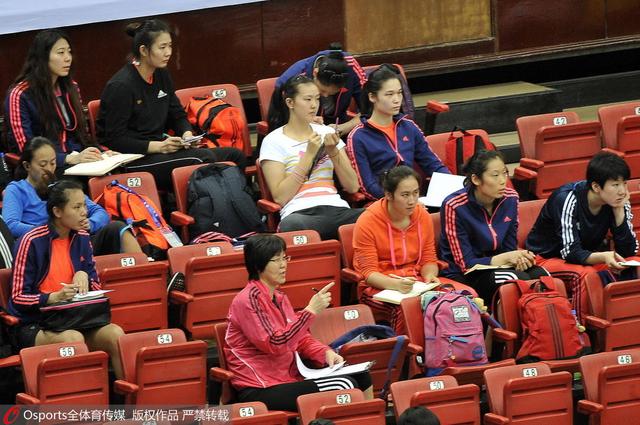 中国女排现场观摩比赛 看比赛爱学习认真记录